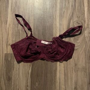 Elegant Lace Underwire Bra in Burgundy